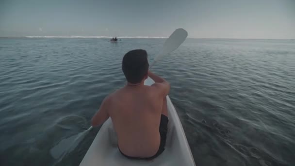 Indonesian Man Canoeing Paddling Canoe Gunung Payung Beach Bali Indonesia — Stock Video