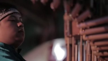 Bandung, West Java, Endonezya - CIRCA 2014: Saung Angklung Udjo Sundanese Geleneksel Bambu Müzikal Konseri Renkli ve Güzel Danslı Küçük bir Çocuklar Grubu tarafından gerçekleştirildi