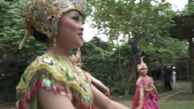Bandung, West Java, Endonezya - CIRCA 2014: The Merak Peacock Geleneksel Halk Dansı Renkli Elbiseli Güzel Endonezyalı Kızlar tarafından gerçekleştirildi