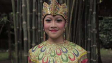 Bandung, West Java, Endonezya - CIRCA 2014: Geleneksel Sundan Gülümseyen Elbise kullanan Endonezyalı Çocuk Kızının Portresi