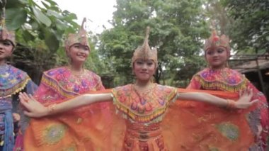 Bandung, West Java, Endonezya - CIRCA 2014: The Merak Peacock Geleneksel Halk Dansı Renkli Elbiseli Güzel Endonezyalı Kızlar tarafından gerçekleştirildi