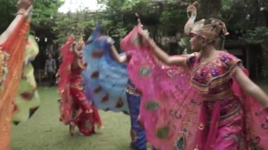 Bandung, West Java, Endonezya - CIRCA 2014: The Merak Peacock Geleneksel Halk Dansı Renkli Elbiseli Güzel Endonezyalı Kızlar tarafından gerçekleştirildi