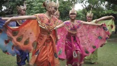 Bandung, West Java, Endonezya - CIRCA 2014: The Merak Peacock Geleneksel Halk Dansı Renkli Elbiseli Güzel Endonezyalı Kızlar tarafından gerçekleştirildi