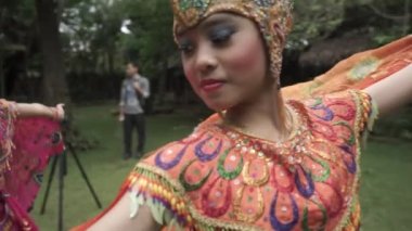 Bandung, West Java, Endonezya - CIRCA 2014: The Merak Peacock Geleneksel Halk Dansı Renkli Elbiseli Güzel Endonezyalı Kızlar tarafından gerçekleştirildi