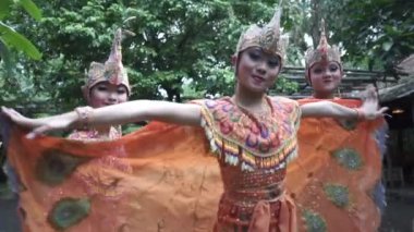Bandung, West Java, Endonezya - CIRCA 2014: The Merak Peacock Geleneksel Halk Dansı Renkli Elbiseli Güzel Endonezyalı Kızlar tarafından gerçekleştirildi