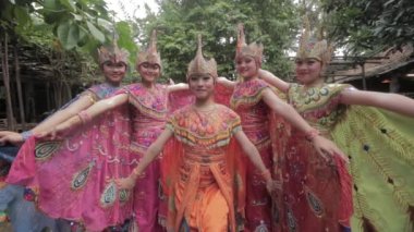 Bandung, West Java, Endonezya - CIRCA 2014: The Merak Peacock Geleneksel Halk Dansı Renkli Elbiseli Güzel Endonezyalı Kızlar tarafından gerçekleştirildi