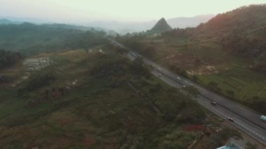 Purwakarta Bandung Cileunyi Purbaleunyi Endonezya Yolu, Nakliyat Arabaları, Kamyonlar, Otobüsler ve Yeşil Pirinç Tarlaları Sabah Sabah Sabah Terası