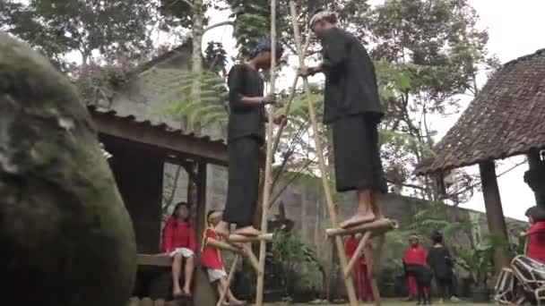 Bandung Indonesia Circa 2014 Egrang Traditional Game Indonesia Using Pair — Stockvideo