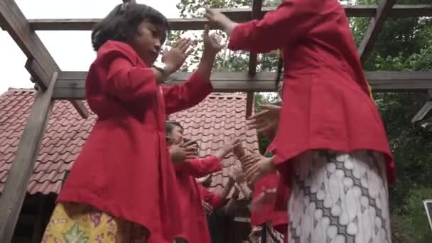 Bandung Indonesia Circa 2014 Indonesian Children Girls Playing Dragon Snake — стоковое видео