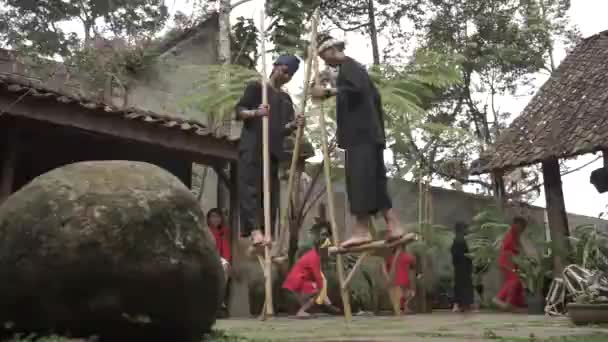 Bandung Indonesia Circa 2014 Egrang Traditional Game Indonesia Using Pair — стоковое видео