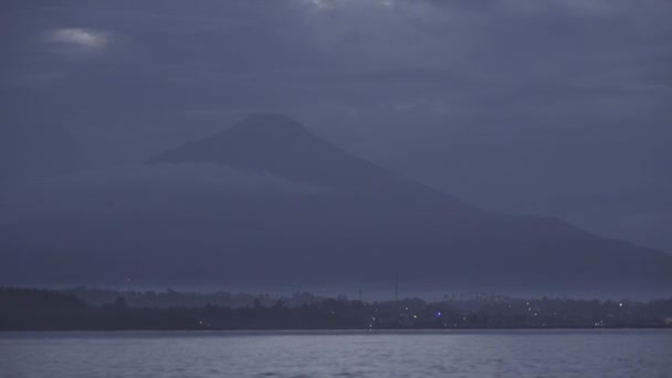 Silhouette Mount Lokon Volcano Cloudy Morning Seen Sea Manado North — ストック動画