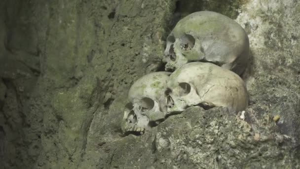 Hanging Tombs Londa Burial Caves Rock Cliff Cemetery Graveyard Kete — Stock Video