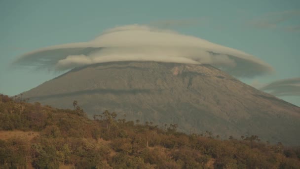 Lenticular Clouds Morning Sunrise Mount Agung Volcano Bali Indonesia — 비디오