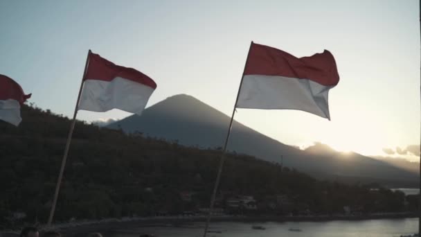 Красно Белые Индонезийские Национальные Флаги Трепещут День Независимости Августа Вулканом — стоковое видео