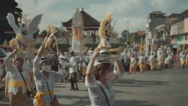 Bali Indonesia August 2022 Balinese People Ngaben Ceremony Procession Street — Stock video