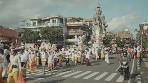 Bali Indonesia August 2022 Balinese People Ngaben Ceremony Procession Street — Vídeos de Stock