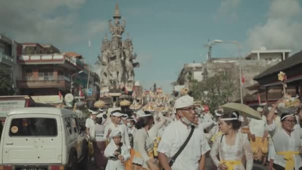 Bali Indonesia August 2022 Balinese People Ngaben Ceremony Procession Street — Vídeos de Stock