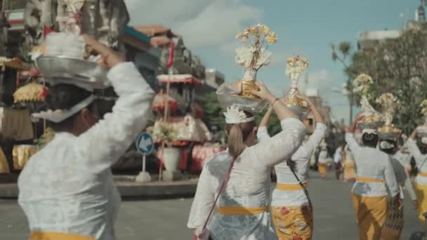 Bali Indonesia August 2022 Balinese People Ngaben Ceremony Procession Street — Vídeo de stock