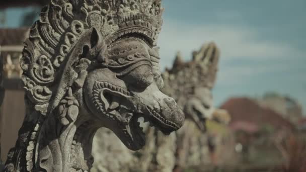 Beautiful Traditional Ancient Old Stone Hindu Balinese Statue Sculpture Carving — Vídeos de Stock