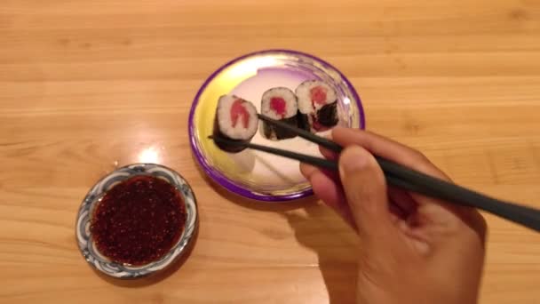 Eating Salmon Maki Sushi Wooden Chopsticks Dip Soy Sauce Japanese — 비디오