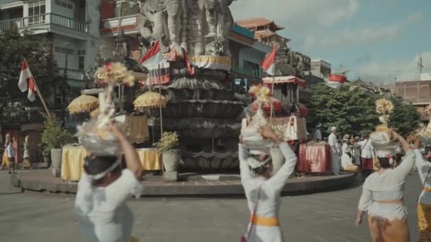 Bali Indonesia August 2022 Balinese People Ngaben Ceremony Procession Street — Stock video