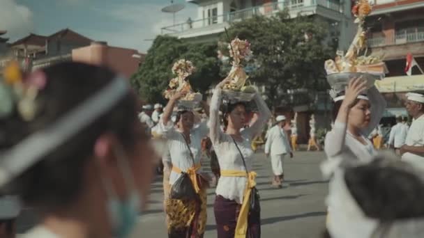 Bali Indonesia August 2022 Balinese People Ngaben Ceremony Procession Street — Stock video