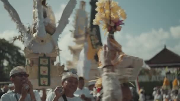 Bali Indonesia August 2022 Balinese People Ngaben Ceremony Procession Street — Stok Video