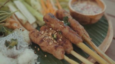 Vietnam yemeği Chao Tom - Altın Karides Sate Lilit, Bitkiler, Marul, Pirinç Eriştesi, Sos