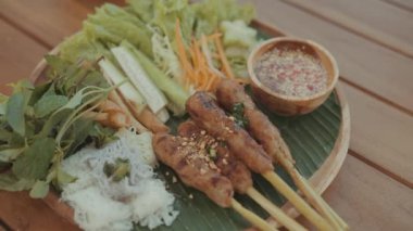 Vietnam yemeği Chao Tom - Altın Karides Sate Lilit, Bitkiler, Marul, Pirinç Eriştesi, Sos