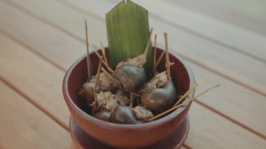 Vietnam Salyangozu Kakul Vietnam Köfte, Limon Çimi ve Buharlı Zencefil ile dolu