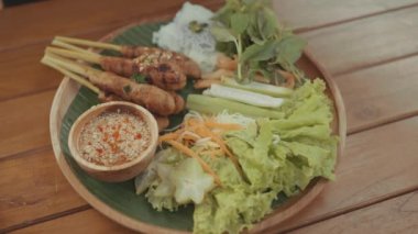 Vietnam yemeği Chao Tom - Altın Karides Sate Lilit, Bitkiler, Marul, Pirinç Eriştesi, Sos