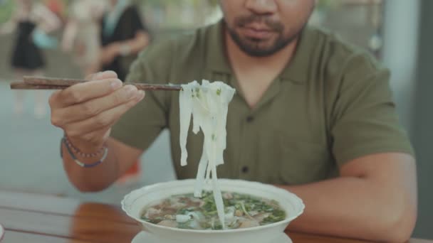 Man Eating Pho Noodle Soup Vietnam Prato Nacional Vietnamita Consistindo — Vídeo de Stock