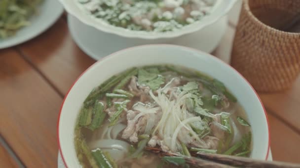 フォーヌードルスープベトナム国民料理 スープ ライスヌードル ハーブ 牛肉肉で構成されています — ストック動画