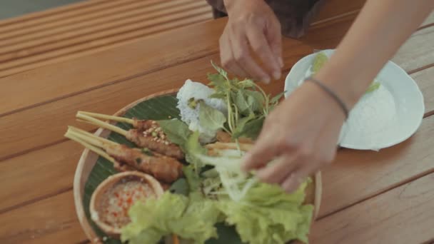 Vietnam Vietnamesisches Gericht Chao Tom Golden Shrimp Satellilit Kräuter Salat — Stockvideo