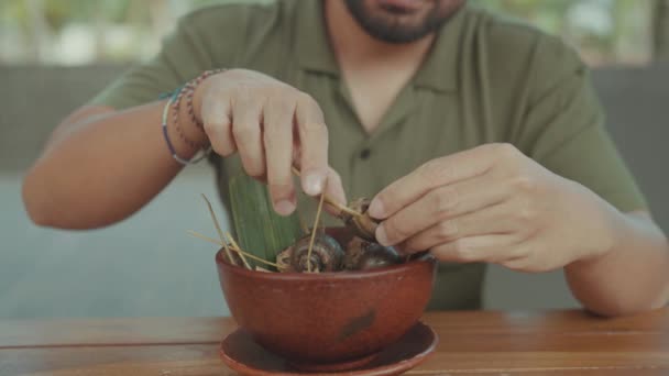 Aziatische Man Eten Vietnamese Escargot Kakul Vietnam Gevuld Met Gehaktballen — Stockvideo