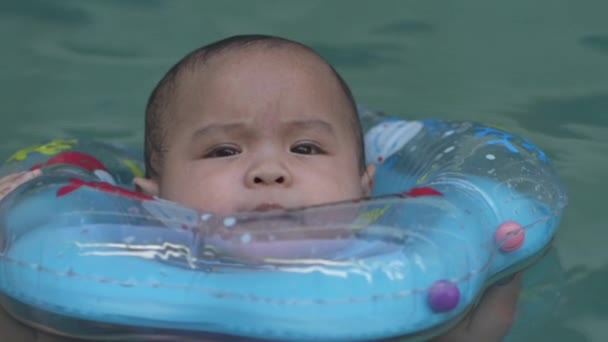 Söt Liten Asiatisk Baby Gammal Barn Simning Med Blå Pool — Stockvideo