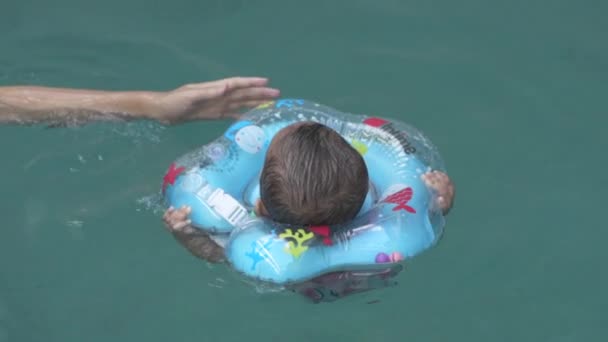Schattig Klein Aziatisch Baby Jaar Oud Peuter Kind Zwemmen Met — Stockvideo