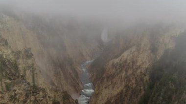 Yellowstone Nehri 'nde, Yellowstone Ulusal Parkı' nın Büyük Kanyonu, Wyoming 'in Sabah Sisi' ndeki Zaman Hızı Sanatçı Noktasından izlendi.