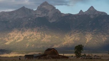 Mormon Row Grand Teton Ulusal Parkı, Wyoming Sabah Gündoğumu 'ndaki John Moulton ahırında zaman aşımı.