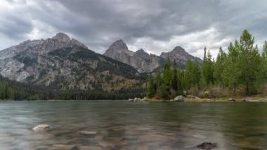 Grand Teton Ulusal Parkı, Wyoming Bulutlu Günbatımında Taggart Gölü 'nde Zaman Hızı