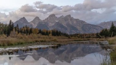 Grand Teton Ulusal Parkı, Wyoming Bulutlu Bulutlu Günbatımında Schwabacher Yılan Nehri