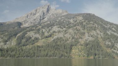 Teewinot Dağı ve St. John Dağı Grand Teton Ulusal Parkı Wyoming 'deki Jenny Lake Mekiği Teknesi' nden.