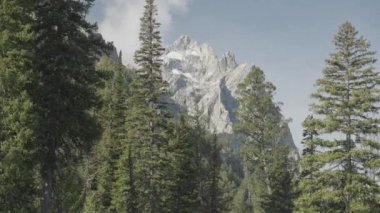 Teewinot Dağı ve St. John Dağı Grand Teton Ulusal Parkı Wyoming 'deki Jenny Lake Mekiği Teknesi' nden.