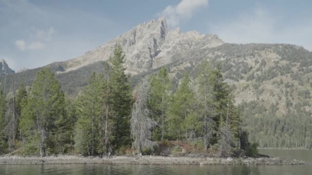 Montanha Teewinot Monte John Jenny Lake Shuttle Boat Grand Teton — Vídeo de Stock