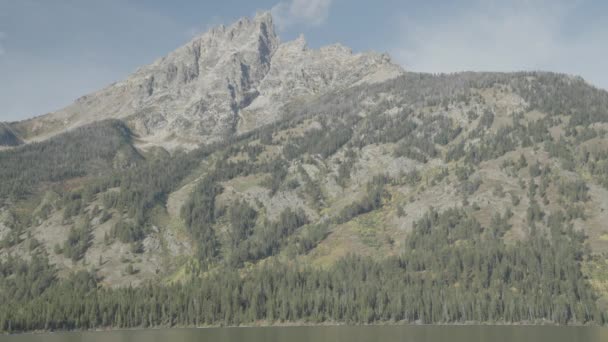 Teewinot Mountain Och Mount John Från Jenny Lake Shuttle Boat — Stockvideo