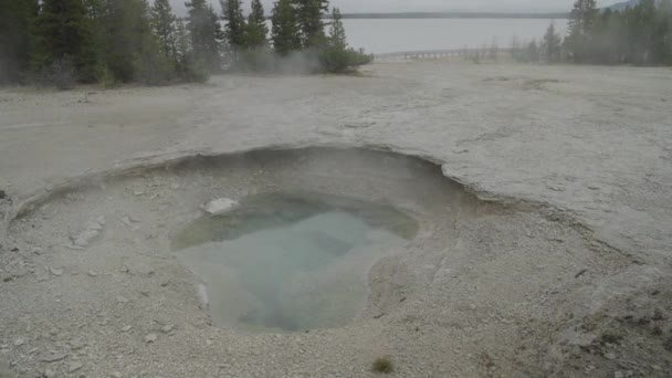 West Thumb Geyser Basin Trail Parque Nacional Supervolcán Yellowstone Wyoming — Vídeos de Stock