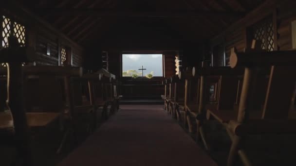 大テトン国立公園内にあるセントジョンズ聖公会教会の礼拝堂の内部 ニューヨーク州ワイオミング市 — ストック動画