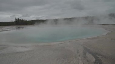 Yellowstone Ulusal Parkı 'ndaki Turkuaz Havuzu Wyoming Sıcak Bahar Bulutlu Günü