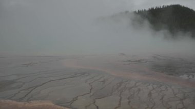 Yellowstone Ulusal Parkı 'nda Büyük Prismatik Bahar Wyoming Birleşik Devletler Bulutlu Günü' nde En Büyük Sıcak Bahar