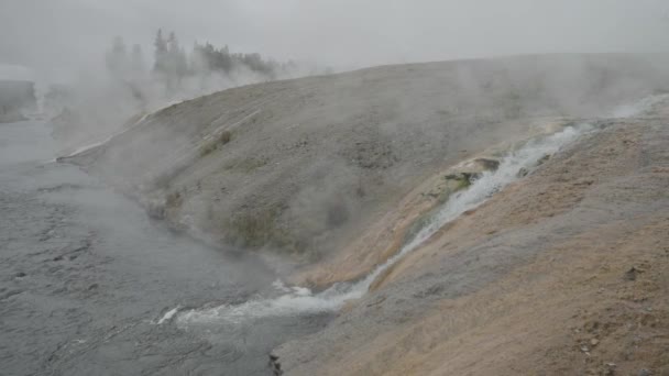 Puente Firehole River Parque Nacional Yellowstone Wyoming Hot Spring Cloudy — Vídeos de Stock